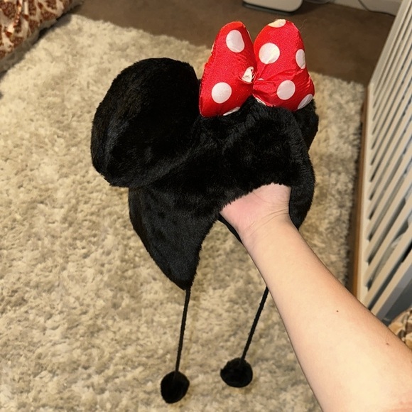 Disneyland Park Minnie Mouse Red Bow Beanie With Ear Muffs Pom Pom - Picture 2 of 7